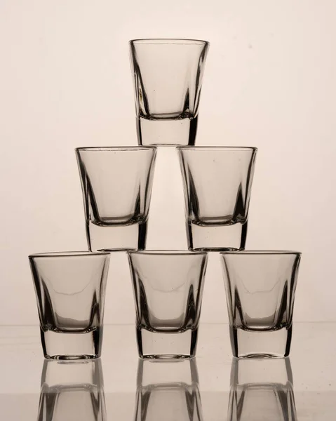 酒用ガラスコップのピラミッド — ストック写真