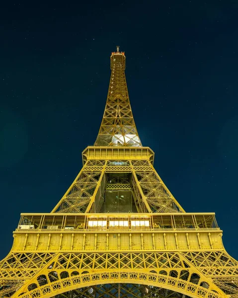 Een Laag Uitzicht Eiffeltoren Parijs Frankrijk Nachts — Stockfoto