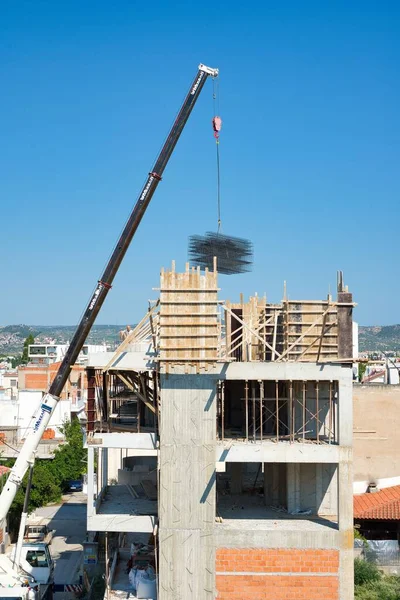 Schwerlast Autokran Entlädt Eisenmaterial Einem Errichteten Gebäude — Stockfoto