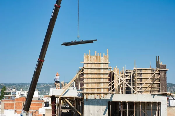 Schwerlast Autokran Entlädt Eisenmaterial Einem Errichteten Gebäude — Stockfoto