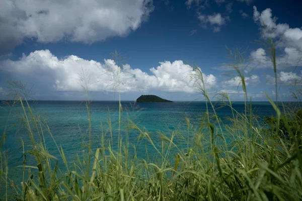 Ein Schöner Blick Auf Die Kleine Insel Inmitten Des Türkisfarbenen — Stockfoto