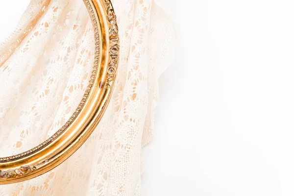 Detailní Záběr Zlatého Rámu Růžové Krajky Tkaniny Bílém Pozadí Copyspace — Stock fotografie