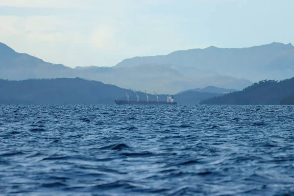 菲律宾的一个平静的海景 有船和山脉 — 图库照片