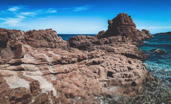 Una Vista Panorámica Una Playa Rocosa Frente Mar Turquesa Día —  Fotos de Stock