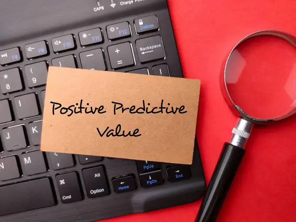 Ett Förstoringsglas Och Trådlöst Tangentbord Med Ordet Positivt Förutsägbart Värde — Stockfoto
