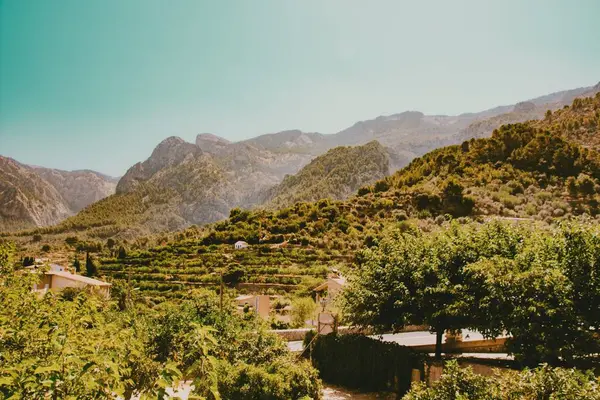 Güzel Yeşil Dağlarla Çevrili Bir Köyün Kırsal Manzarası — Stok fotoğraf