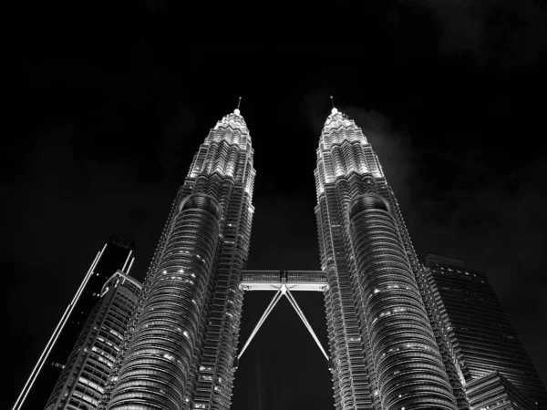 Χαμηλή Γωνία Του Πύργου Petronas Twin Την Νύχτα Στην Κουάλα — Φωτογραφία Αρχείου