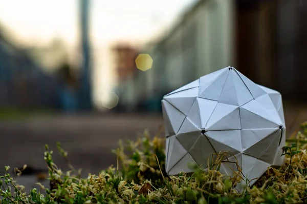 Palla Origami Bianca Impianto Vicolo Geometrica Carta — Foto Stock