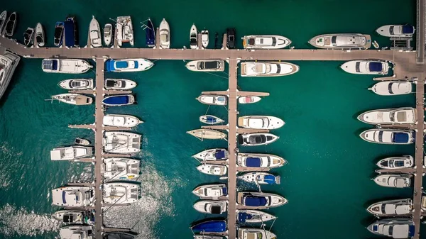 Birçok Park Etmiş Tekne Yatla Dolu Işlek Bir Limanın Üst — Stok fotoğraf