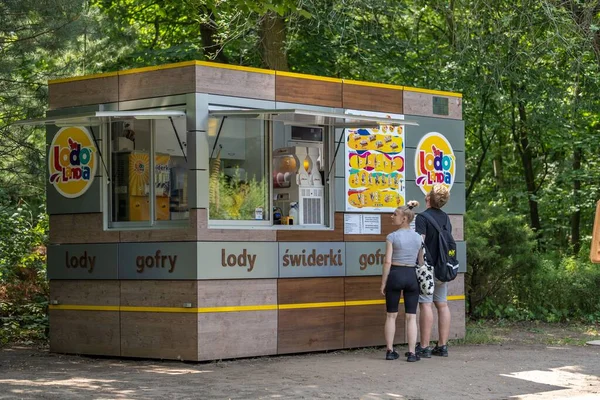 晴れた夏の日には 新しい動物園のロド ランディアのアイスクリームスタンドの前に立つ2人 — ストック写真