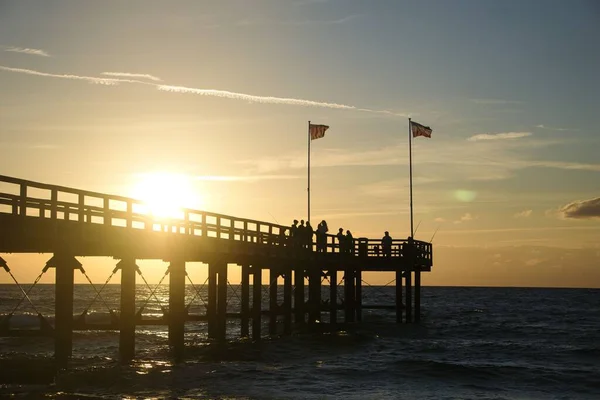 Όμορφο Ηλιοβασίλεμα Δίπλα Στη Θάλασσα Πρώτο Πλάνο Μια Προβλήτα Τους — Φωτογραφία Αρχείου
