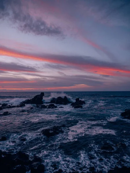 Een Verticale Luchtfoto Van Zonsondergang Boven Golven Van Zee Maui — Stockfoto