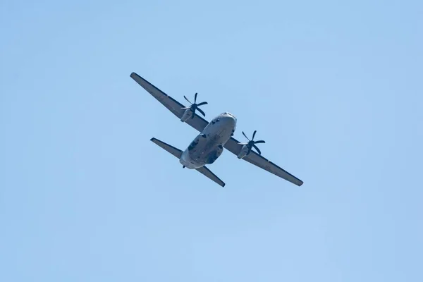 Colpo Angolo Basso Aeroplano Aria Contro Cielo Blu — Foto Stock