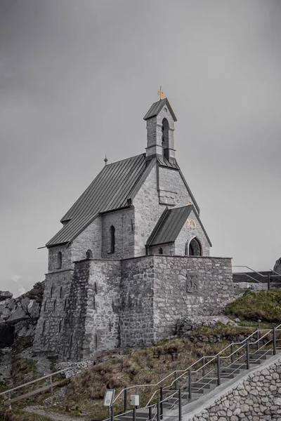 Pionowe Ujęcie Kościoła Wendelstein Mountain Ponury Dzień Niemczech — Zdjęcie stockowe