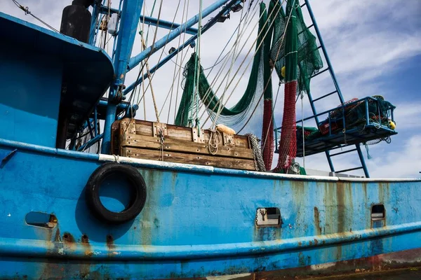 曇った空に対する古い錆青の船 — ストック写真