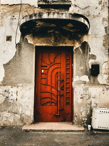 Primer Plano Vertical Una Puerta Roja Vintage Edificio Antiguo —  Fotos de Stock