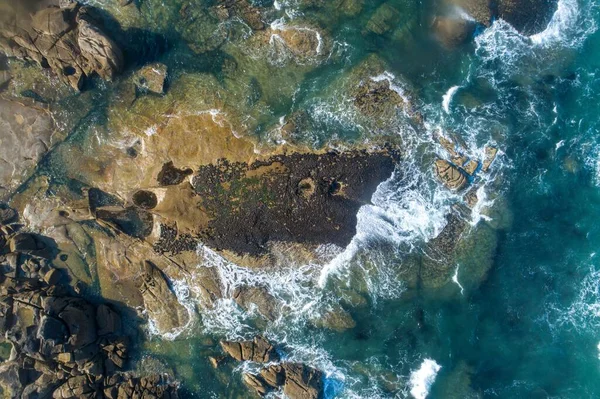 Widok Góry Fal Morskich Rozbijających Się Skalistym Brzegu Strzał Drona — Zdjęcie stockowe