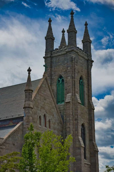 Zbliżenie Pionowe Ujęcie Kościelnej Wieży Marii Broadwayu Providence Rhode Island — Zdjęcie stockowe