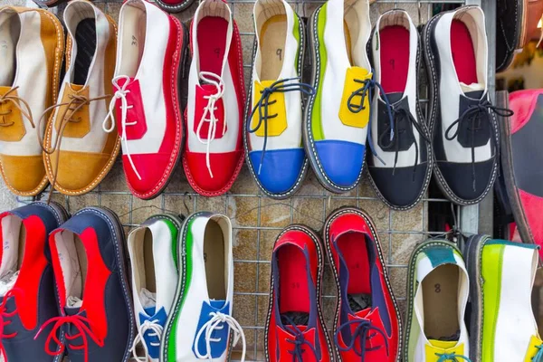 市場で異なる活気のある色の伝統的なモルカンの靴 — ストック写真