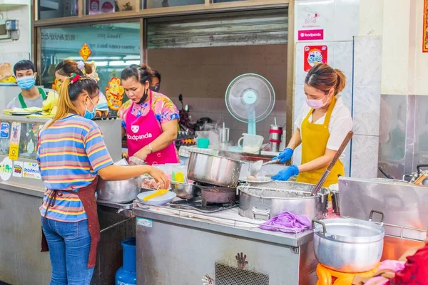 バンコクの飲食店で働く人たち 東南アジア — ストック写真