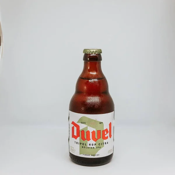 Flaska Belgisk Duvel Isolerad Vit Bakgrund — Stockfoto