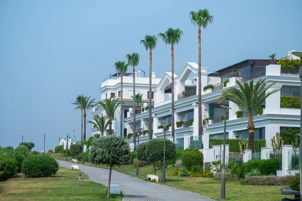コスタ ソルの素晴らしい海の景色を望むビーチフロントの美しい高級住宅ビル — ストック写真