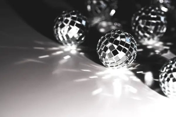 Pequeñas Bolas Discoteca Brillantes Hermosas Una Superficie Blanca — Foto de Stock