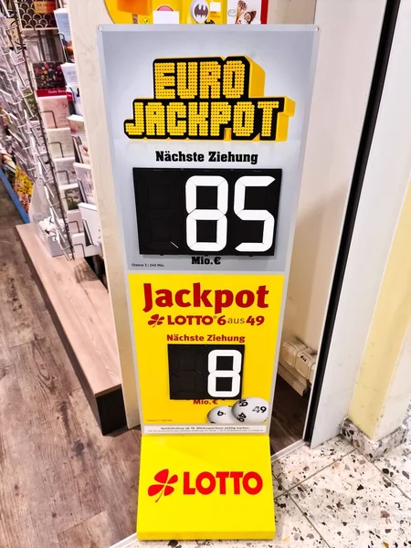 Una Toma Vertical Una Exhibición Lotería Del Euro Una Taquilla —  Fotos de Stock