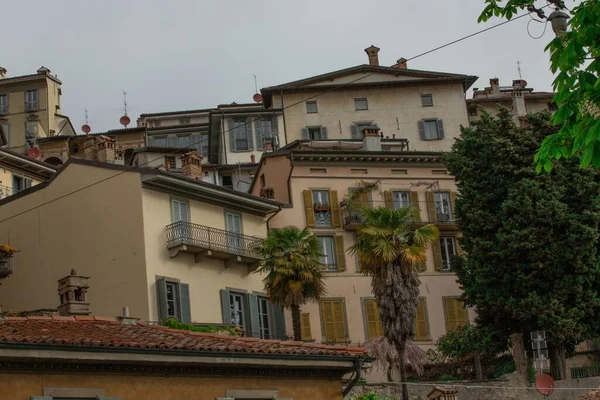 Low Angle Shot Houses Bergamo City Italy Cloudy Day — Stock Photo, Image