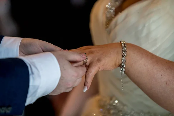 新郎が結婚式で花嫁の指に指輪をつけて — ストック写真
