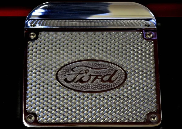 Ένα Κοντινό Πλάνο Ενός Εμβλήματος Μάρκας Ford Αντίκα — Φωτογραφία Αρχείου