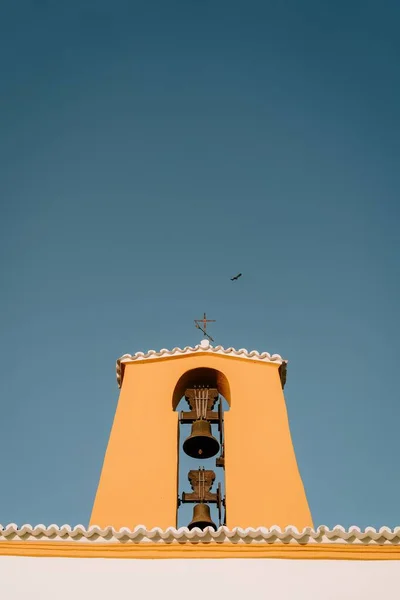 Eine Vertikale Aufnahme Einer Kuppel Mit Gelben Wänden Metallglocken Und — Stockfoto