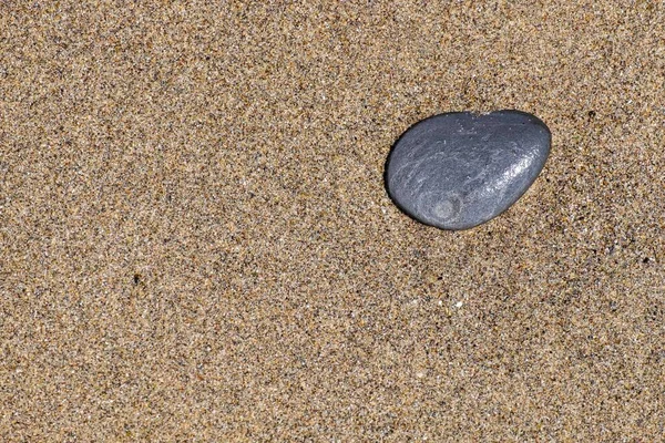 모래와 파도가 침식되어 의물이빠 — 스톡 사진
