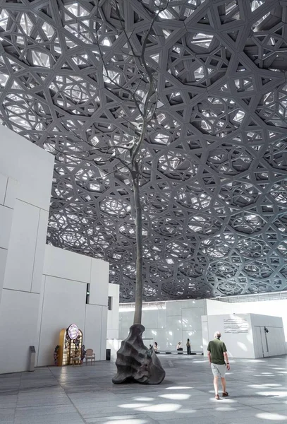 Visitantes Caminhando Dentro Louvre Abu Dhabi — Fotografia de Stock