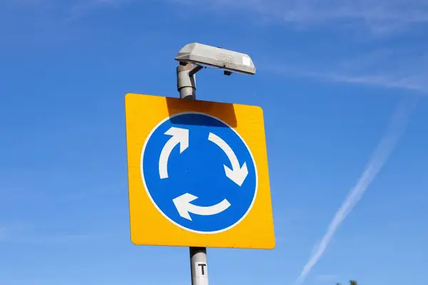 Low Angle Closeup Blue Roundabout Traffic Sign Blue Sky Sky — Stock Photo, Image