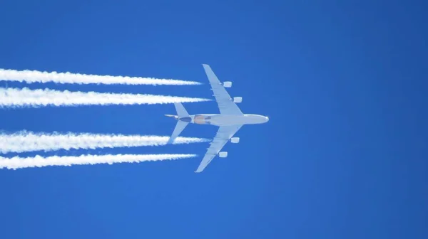 Nízkoúhlý Záběr Tryskového Letadla Kouř Vycházející Něj Proti Jasně Modré — Stock fotografie