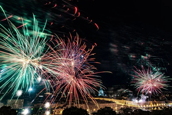 Uma Bela Vista Fogos Artifício Brilhando Céu Acima Turim Itália — Fotografia de Stock