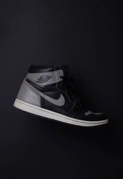 Nike Air Jordan Sneaker Απομονώνονται Μαύρο Φόντο — Φωτογραφία Αρχείου