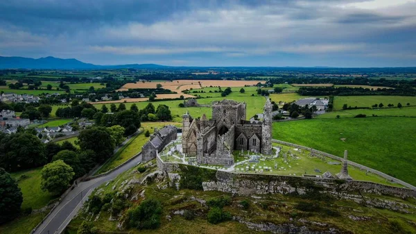 Rock Cashel Mot Gröna Fält Och Molnig Himmel Grevskapet Tipperary — Stockfoto