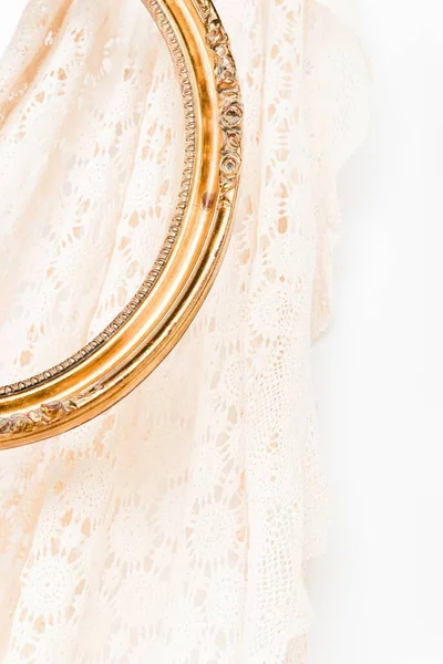 Vertikální Detailní Záběr Zlatého Rámu Růžové Krajky Tkaniny Bílém Pozadí — Stock fotografie