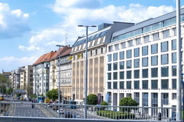 Macaristan, Budapeşte 'de Tuna' ya bakan binalar Kozraktar Caddesi 'ne bakıyor.