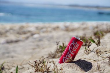 Dompu, Endonezya - 17 Ağustos 2018: Plaj kumlarında yakın plan Coca Cola kutusu