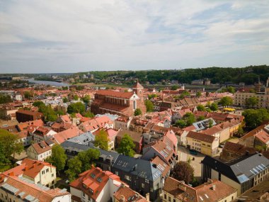 Litvanya 'nın Kaunas kentindeki Katedral Bazilikası' nın etrafındaki diğer binalarla yüksek açılı bir görüntüsü.