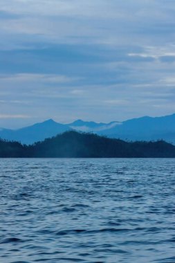 Filipinler 'de güzel mavi bir deniz manzarası