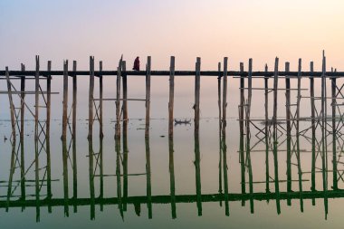 Mandalay, Myanmar 'da U Bein Köprüsü' nde manzaralı bir gün doğumu (Burma)