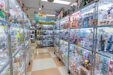 Akihabara, Japonya - 18 Eylül 2020: Akihabara 'da kiralık bir mağazada çeşitli anime rakamları satılıktır.