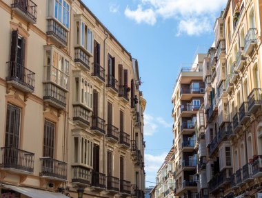 İspanya, Malaga 'da balkonları olan eski binaların güzel manzarası.