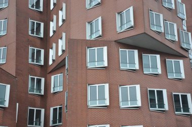 Almanya 'nın Düsseldorf kentindeki Medya Limanı' ndaki Gehry binalarının iç içe geçmiş kenetlenme cephesi.