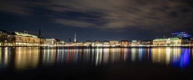 Almanya 'nın Hamburg kentindeki deniz kenarındaki modern binaların alçak açılı görüntüsü