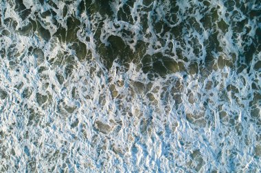 Kumsalda güneşli bir günde deniz dalgaları